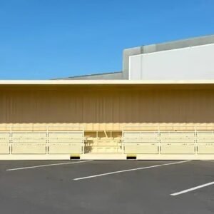 Neuer 40-Fuß-High-Cube-Container mit Tribüne für 74 Plätze.